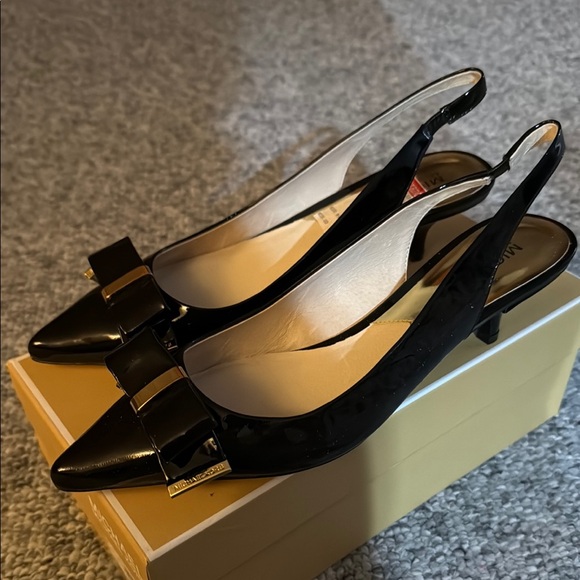 Michael KORS DELPHINE BLACK PATENT SILVER LOGO BOW SLINGBACK PUMPS 8 - Picture 1 of 6
